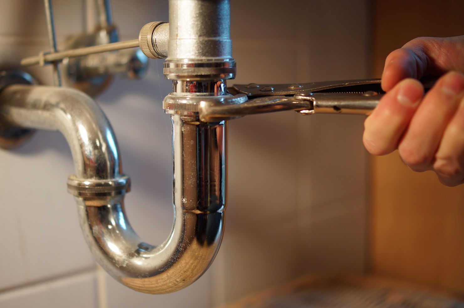 Tightening pipe connection with tool