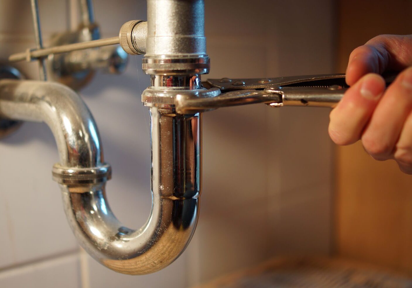 Tightening pipe connection with tool